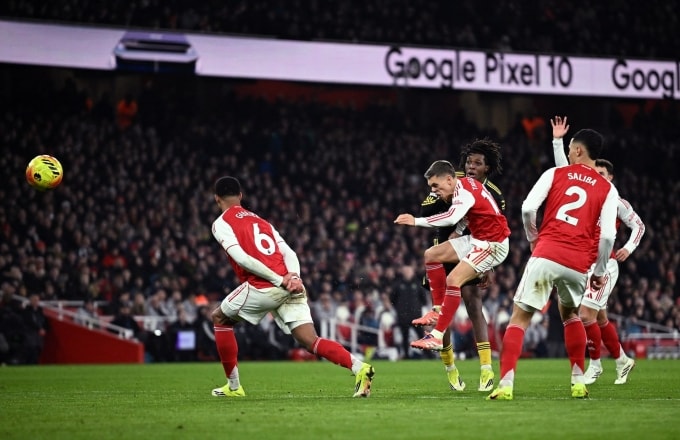Tuyệt phẩm sút xa của Patrick Dorgu vào lưới Arsenal. Ảnh: Reuters