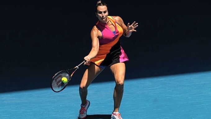 Sabalenka trong trận gặp Jovic ở tứ kết Australia Mở rộng, trên sân Rod Laver, Melbourne, Australia hôm 27/1. Ảnh: Reuters