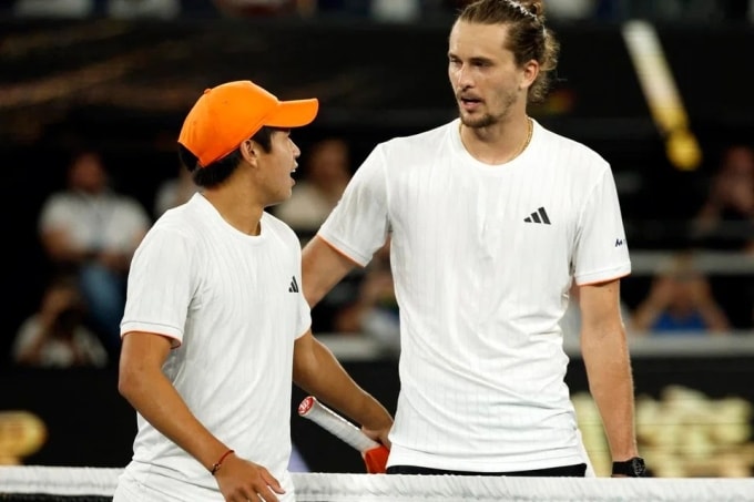 Zverev (phải) động viên Tien sau trận tứ kết Australia Mở rộng, trên sân Rod Laver, Melbourne, Australia hôm 27/1. Ảnh: Reuters