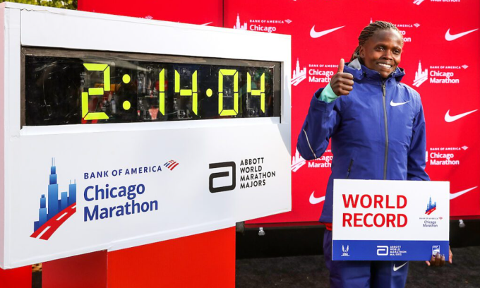 Brigid Kosgei lập kỷ lục marathon nữ tại Chicago Marathon 2019. Ảnh: Kevin Morris