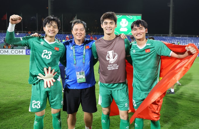 Thủ môn Cao Văn Bình, HLV Lee Woon-jae, thủ môn Trần Trung Kiên, Phạm Đình Hải (từ trái sang) sau trận thắng Hàn Quốc ở trận tranh giải ba U23 châu Á 2026, trên sân King Abdullah ở Jeddah, Arab Saudi ngày 24/1/2026. Ảnh: AFC