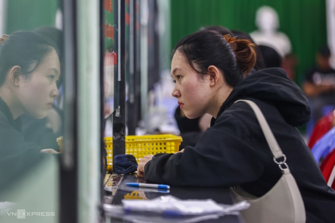 Người lao động nộp hồ sơ, làm thủ tục hưởng trợ cấp thất nghiệp tại Trung tâm dịch vụ việc làm TP HCM, quận Bình Thạnh, tháng 6/2025. Ảnh: Quỳnh Trần