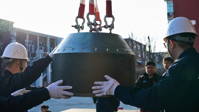 Đội cứu hộ thu hồi khoang chở hàng của tàu Lihong-1 Y1 sau khi hạ cánh. Ảnh: Viện Cơ khí CAS