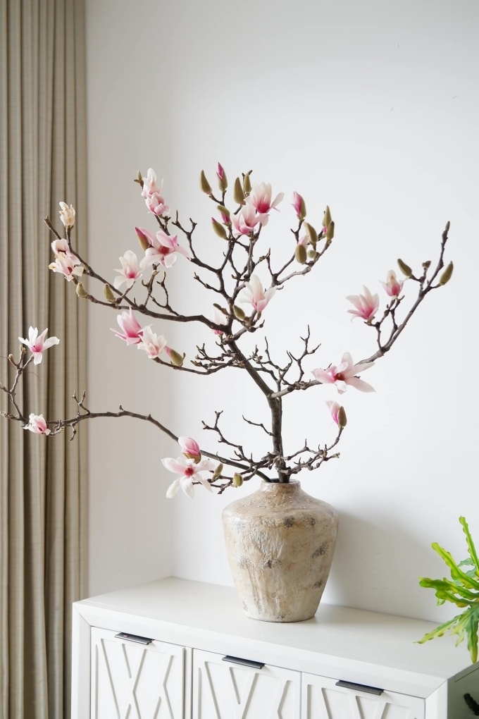 Với các không gian có diện tích hạn chế hoặc cần trang trí theo hướng tiết chế, bình mộc lan kích thước nhỏ là lựa chọn phù hợp. Ảnh: Thanh Hương