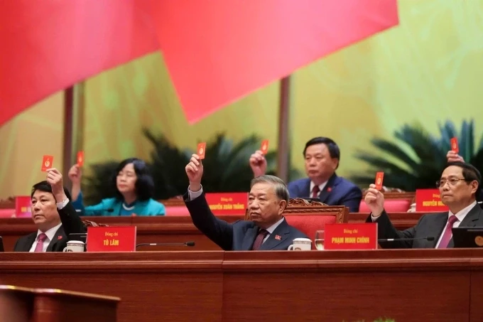 Tổng Bí thư Tô Lâm cùng lãnh đạo Đảng, Nhà nước giơ thẻ đảng biểu quyết tại Đại hội Đảng XIV. Ảnh: TTXVN