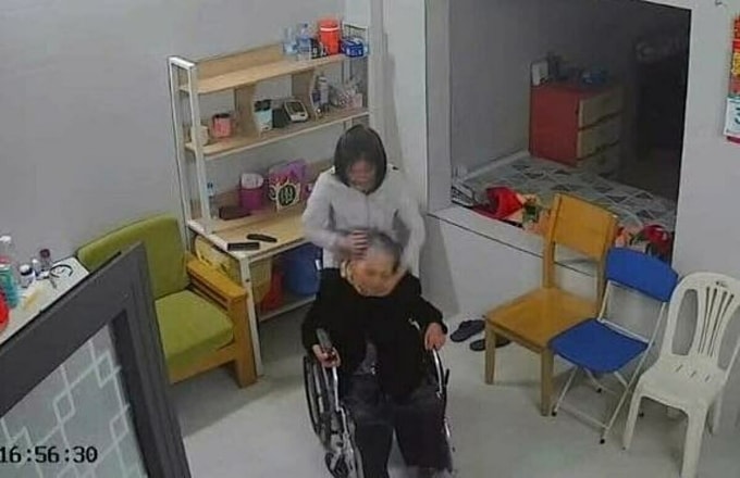 Hình ảnh nữ giúp việc đánh cụ bà bị camera an ninh ghi lại. Ảnh: Cắt từ video