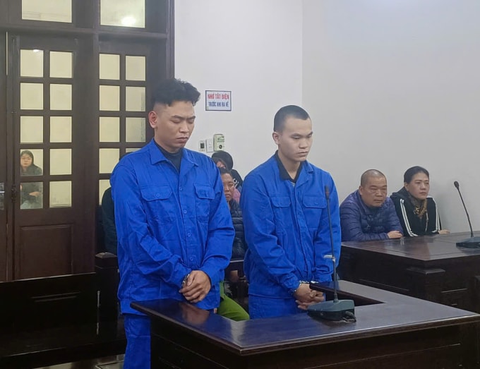 Bị cáo Thiên (trái) và Vũ tại tòa. Ảnh: Danh Lam