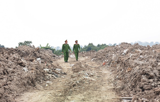 Chất thải đổ trên khu đất 2.000 m2. Ảnh: Linh Đan