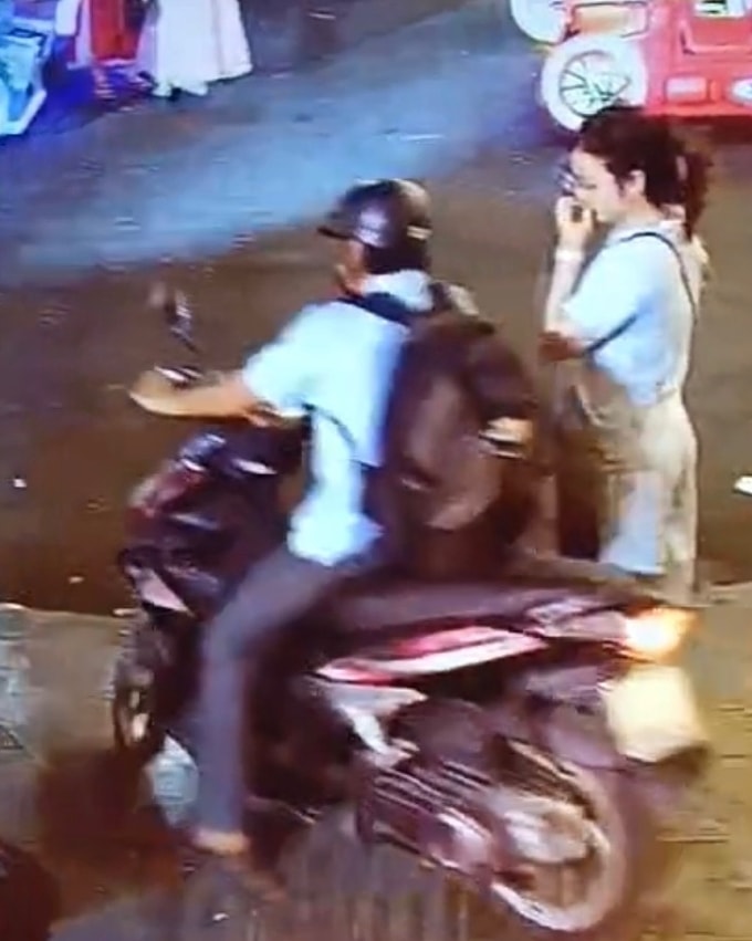 Người đàn ông bắt trộm thiên nga rời Thảo Cầm Viên bị camera an ninh ở cổng ghi lại. Ảnh: Thảo Cầm Viên