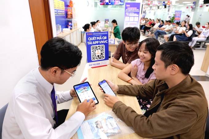 Người dân tải VNVC Mobile App để sử dụng Ví sức khỏe vàng cùng nhiều tiện ích khác. Ảnh: Nhân Lê