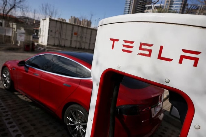 Một chiếc Tesla đang sạc tại Bắc Kinh (Trung Quốc) ngày 24/3/2025. Ảnh: Reuters