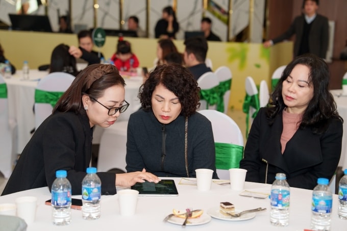 Chuyên viên kinh doanh tư vấn cho khách hàng tại sự kiện. Ảnh: Vinhomes