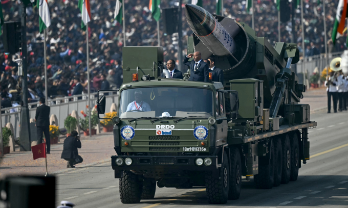 Tên lửa LR-AShM tại lễ diễu binh ở New Delhi, Ấn Độ hôm 26/.1 Ảnh: AFP