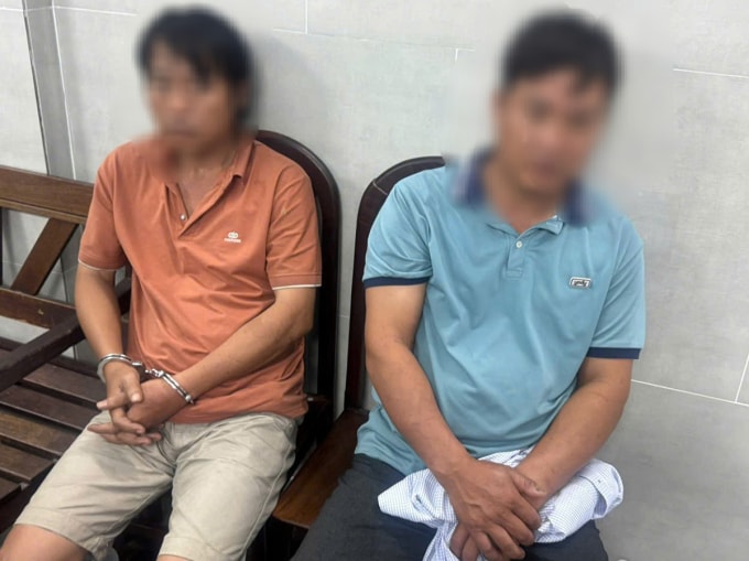 Nghi can trộm thiên nga (áo cam) và người mua. Ảnh: Công an TP HCM