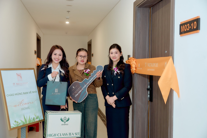 Khách hàng nhận bàn giao nhà từ chủ đầu tư. Ảnh: Xuân Thành Land