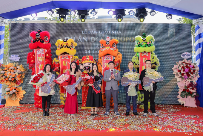 Lễ bàn giao nhà cho khách hàng. Ảnh: Xuân Thành Land