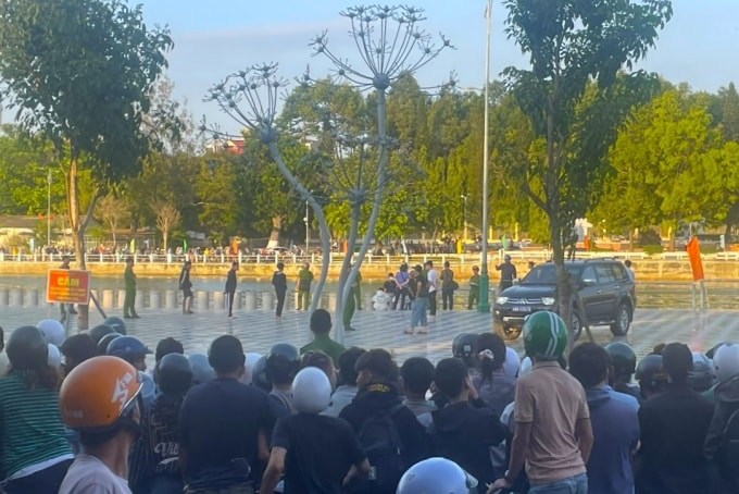 Cảnh sát điều tra đưa 2 nghi can ra thực nghiệm án mạng tại Công viên Trưng Trắc, phường Phan Thiết, chiều 27/1. Ảnh: Tư Huynh