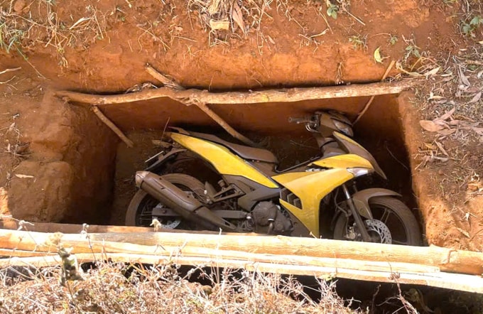 Chiếc xe máy được cho là của 2 nghi phạm dùng trong vụ cướp ngân hàng, được tìm thấy trong khu rừng thông giáp ranh Khu công nghiệp Diên Phú hôm 25/1 - cách hiện trường gây án khoảng 5 km. Ảnh: Ngọc Oanh