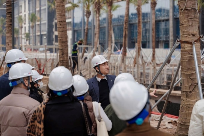 Khách hàng tham quan công trường dự án. Ảnh: Grand M