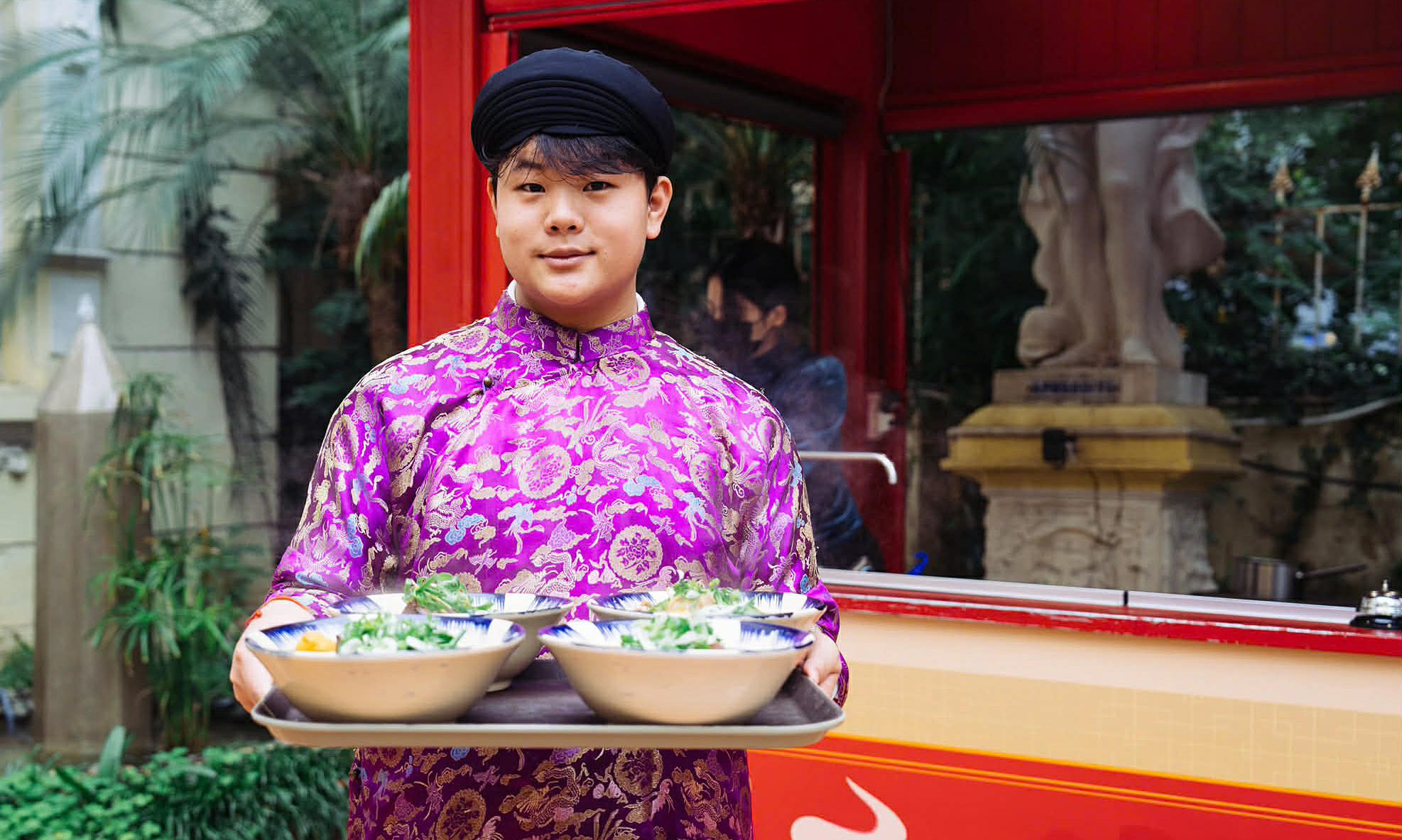 Ăn bún bò Huế trong biệt thự cổ ở Hà Nội