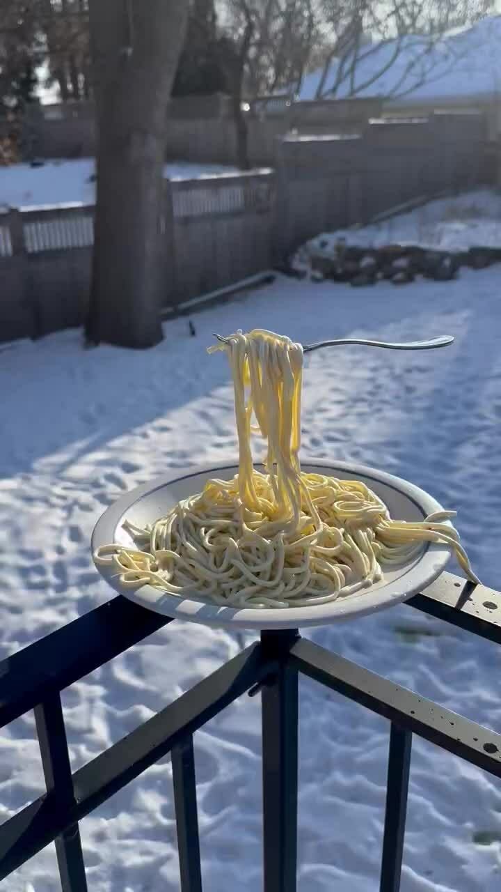 Sự thật sau đĩa mì Ý 'bay' giữa bão tuyết