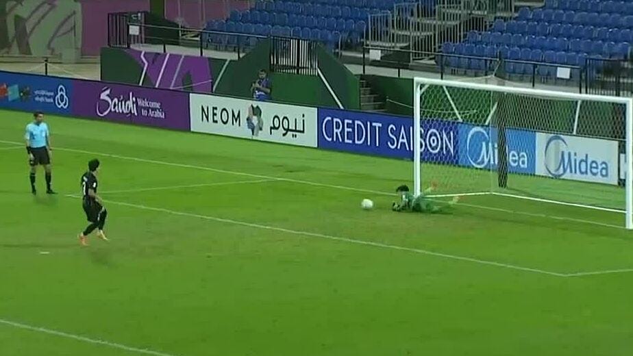 Pha cản bóng xuất sắc của Cao Văn Bình trên chấm 11 m