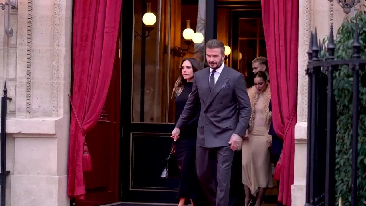 Gia đình David Beckham đến Paris Fashion Week