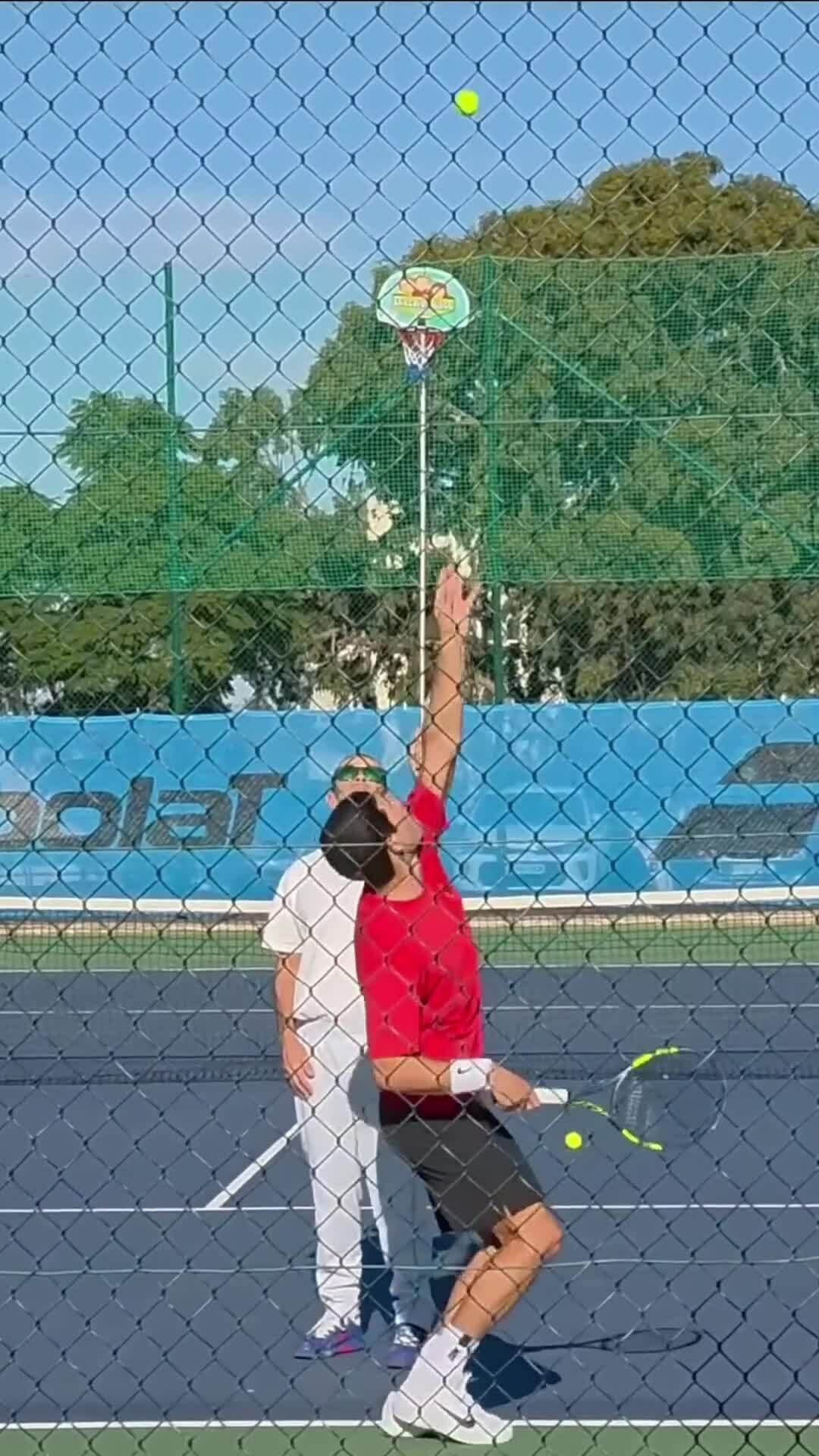 Alcaraz tập kỹ thuật tung bóng