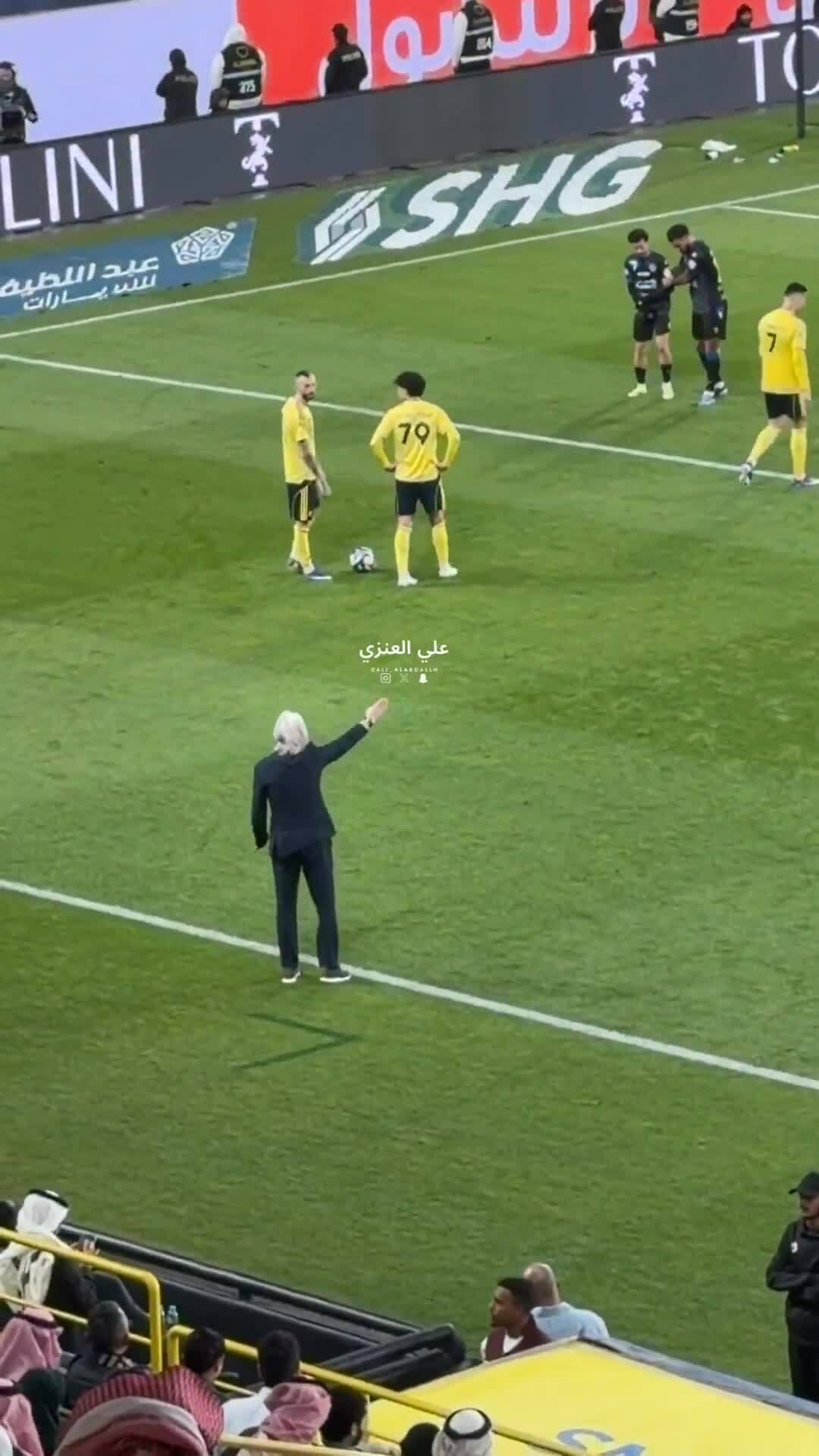 Ronaldo bị quát mắng vì tranh sút phạt