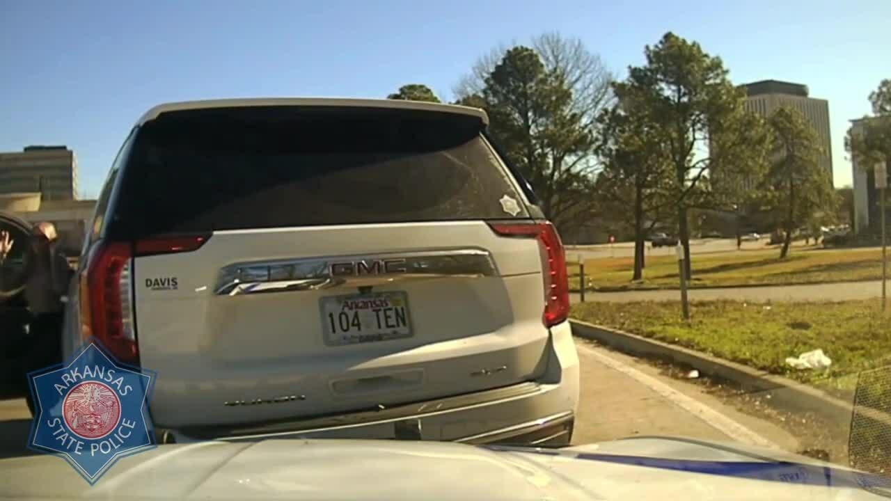 Cảnh sát bị sa thải vì đâm nhầm xe của tài xế vô tội