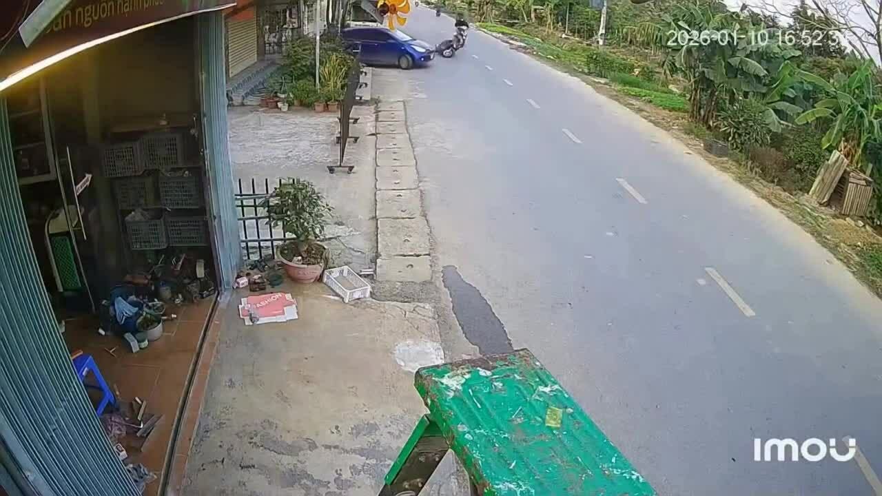 Lao ra từ ngõ, nữ tài xế khiến hai người ngã lăn ra đường