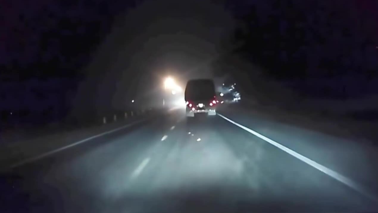 Tài xế bị tông tử vong khi dừng xe bên đường để sửa chữa