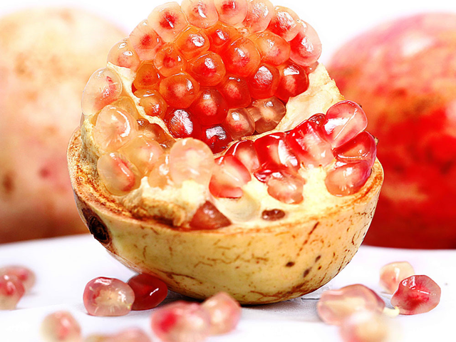 Người phụ nữ 64 tuổi tử vong vì ăn quả lựu theo cách "chẳng giống ai" - Ảnh 1.