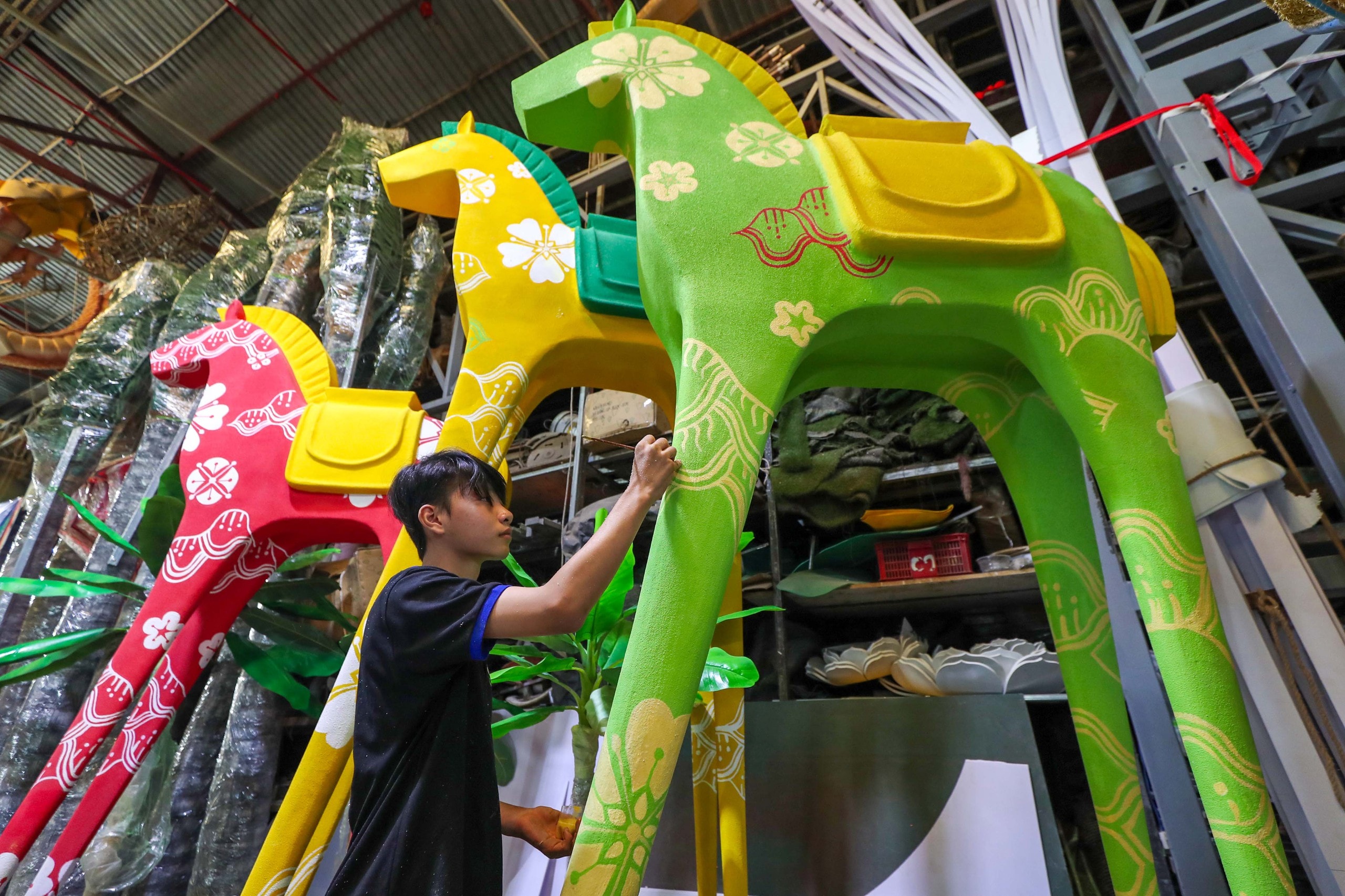 Cận cảnh linh vật ngựa trên đường hoa Nguyễn Huệ Tết Bính Ngọ 2026 - Ảnh 9.