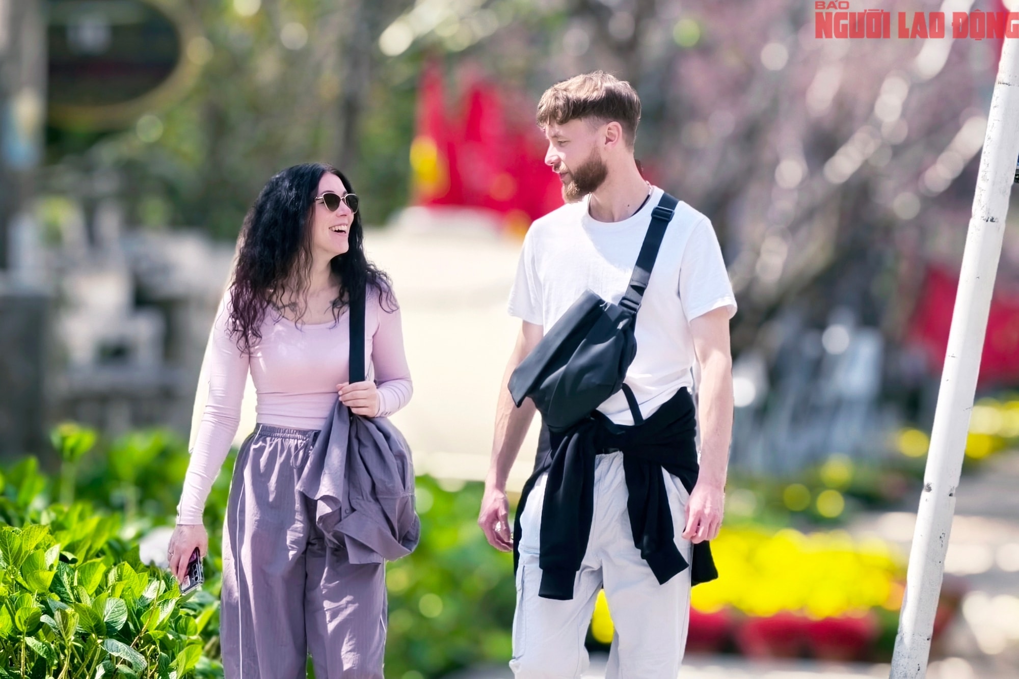 Du khách đổ về Đà Lạt ngắm những cung đường mai anh đào đẹp nhất 2026 - Ảnh 13.