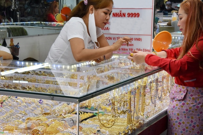 Giá vàng hôm nay 27-1: Tăng mạnh lập kỷ lục rồi bất ngờ lao xuống - Ảnh 1.