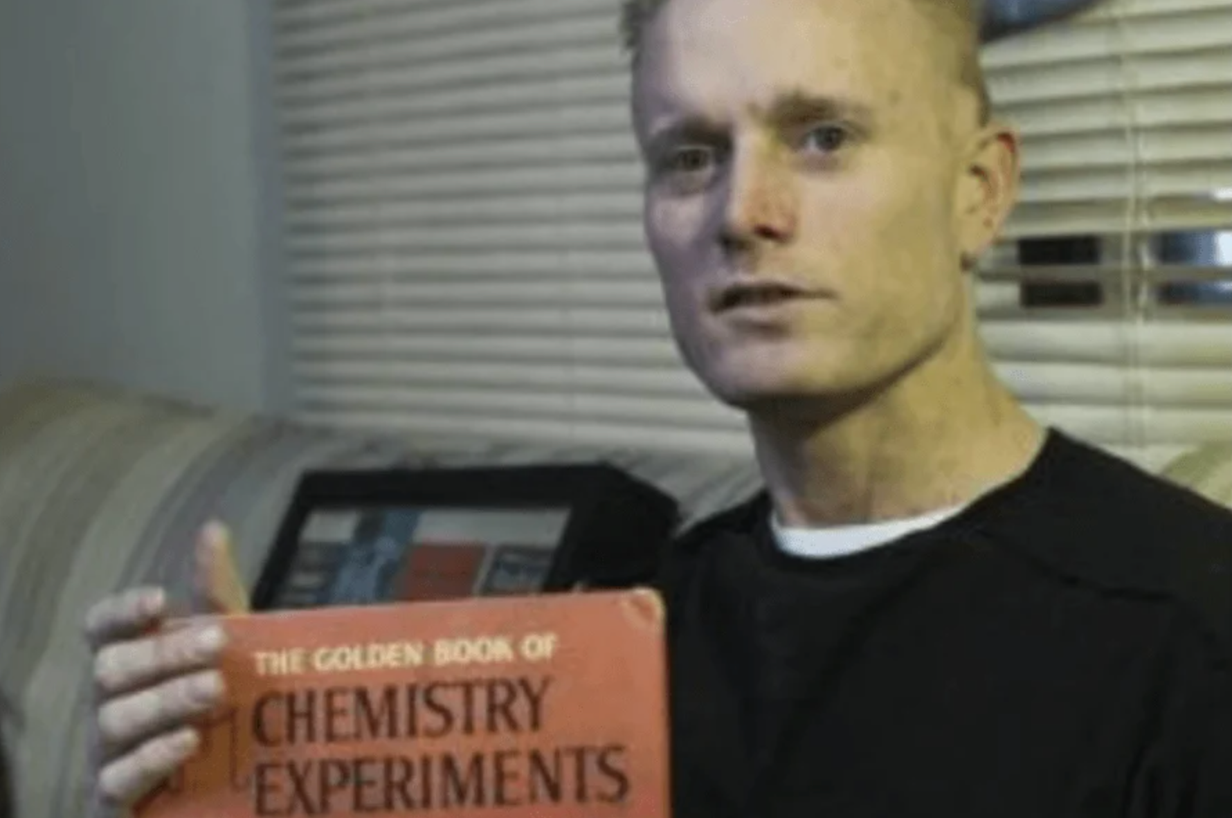 David Hahn chụp ảnh cùng cuốn 