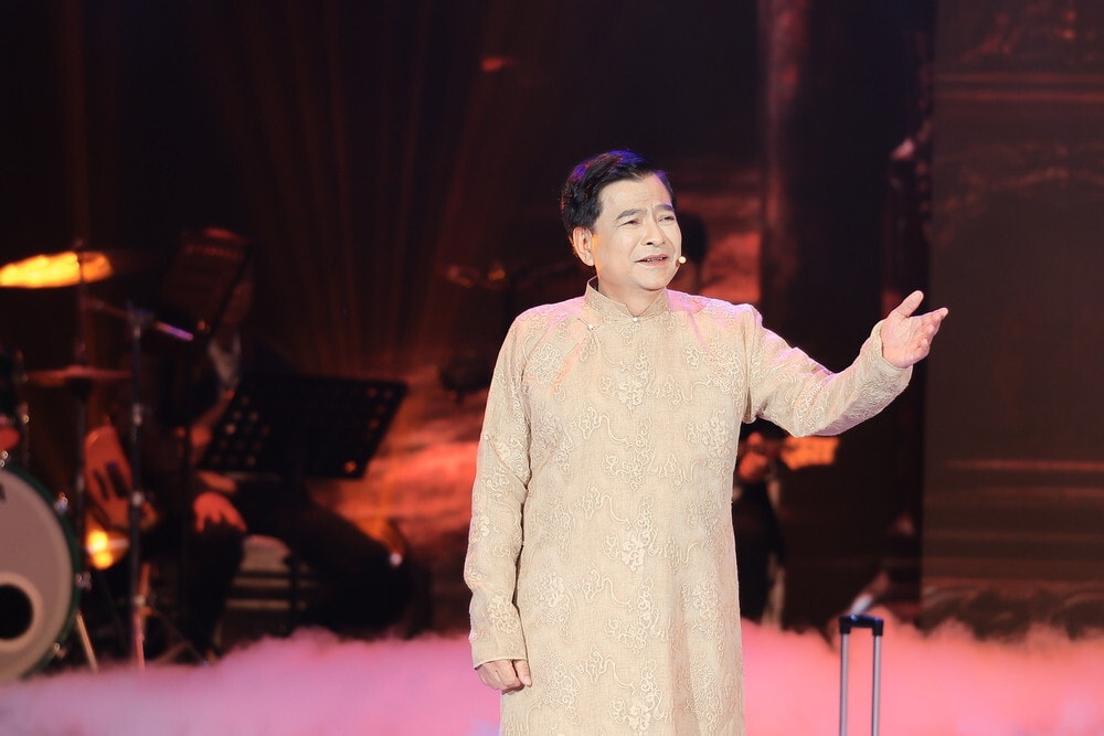 NSND Quốc Anh hiếm hoi xuất hiện với tư cách ca sĩ.