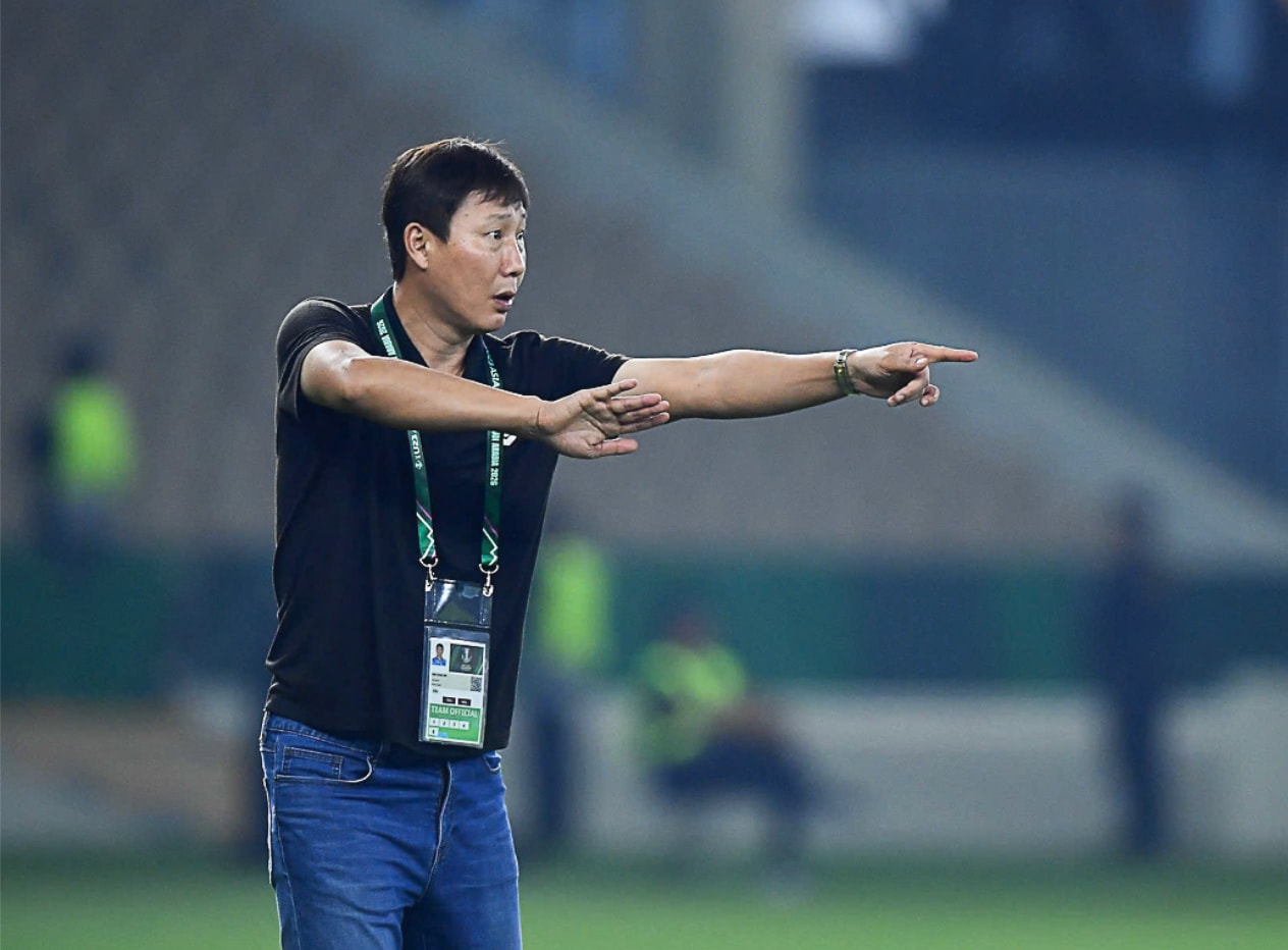 HLV Kim Sang-sik là người rất nghiêm khắc trong các buổi tập, yêu cầu cao về kỷ luật và sự tập trung. (Nguồn: VFF)