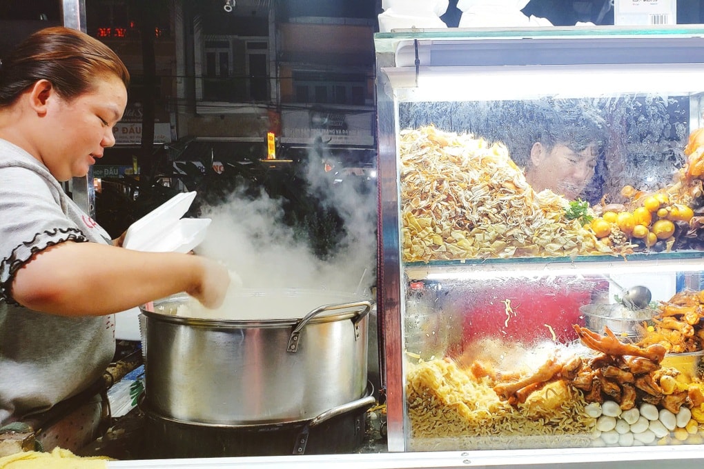 Cầm 100.000 đồng có thể ăn gì khi đến chợ đêm ở bến Ninh Kiều? - 1