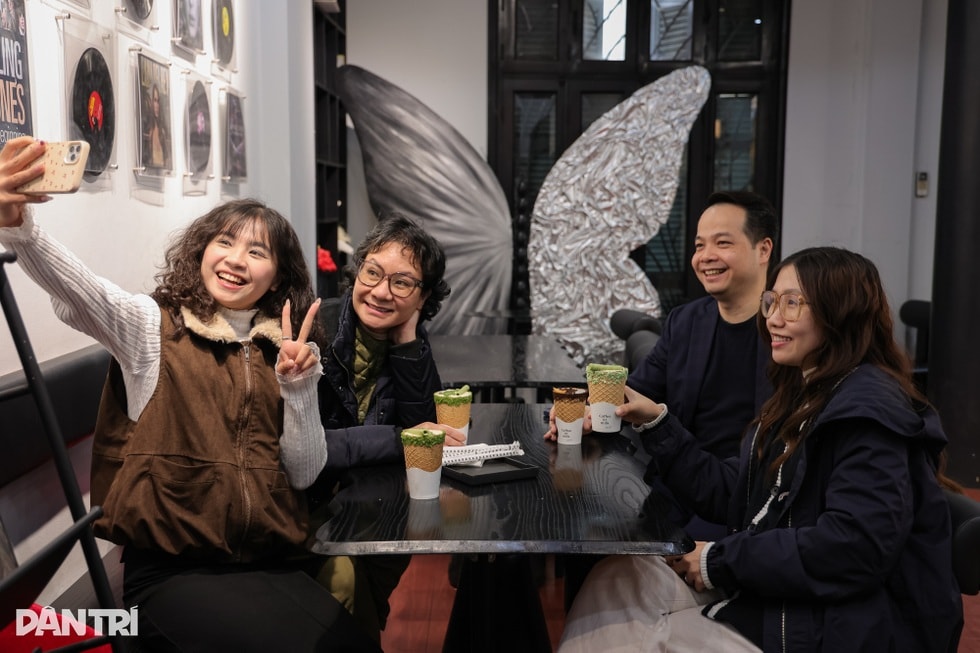 Uống cà phê xong… ăn luôn cả cốc: Trào lưu lạ hút khách ở Hà Nội - 8