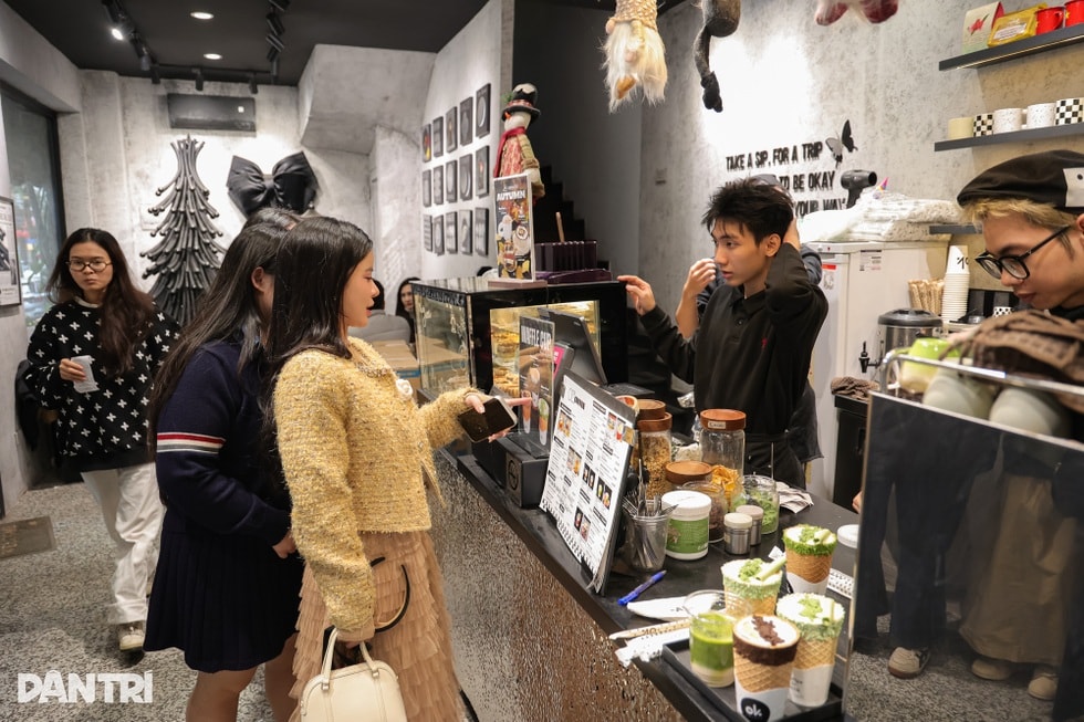 Uống cà phê xong… ăn luôn cả cốc: Trào lưu lạ hút khách ở Hà Nội - 5