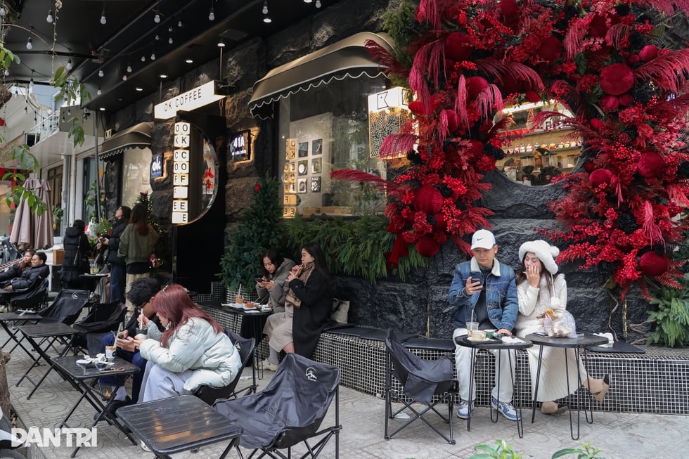 Uống cà phê xong… ăn luôn cả cốc: Trào lưu lạ hút khách ở Hà Nội - 2