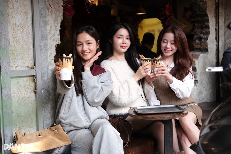 Uống cà phê xong… ăn luôn cả cốc: Trào lưu lạ hút khách ở Hà Nội - 4