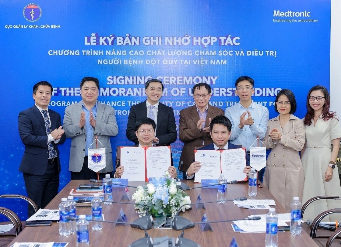 Đại diện Cục Quản lý khám, chữa bệnh (Bộ Y tế) và công ty Medtronic Việt Nam ký kết Biên bản ghi nhớ hợp tác 