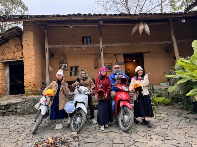 Nhóm của Ngọc tại homestay ở Lô Lô Chải. Ảnh: NVCC