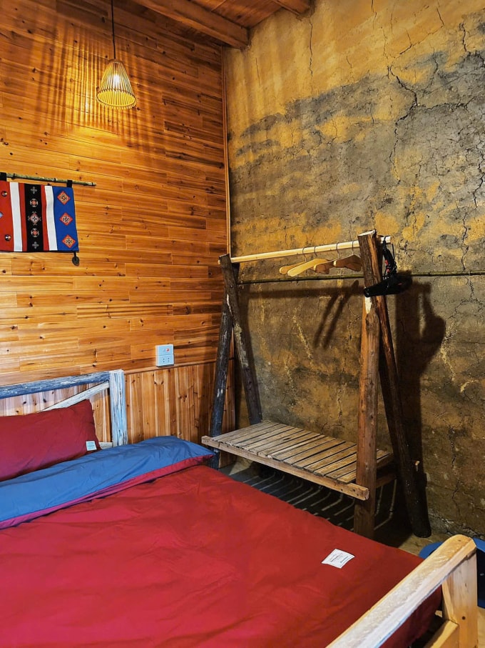 Phòng ngủ trong homestay của ông Sơn vẫn giữ phần tường nguyên bản. Ảnh: NVCC