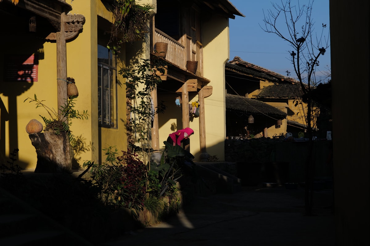 Nhà trình tường được xây mới với lối kiến trúc truyền thống là gỗ và đất lợp mái ngói. Mỗi căn hai tầng thi công mất hai tháng với chi phí 300-400 triệu đồng. Ảnh: Ngọc Thành