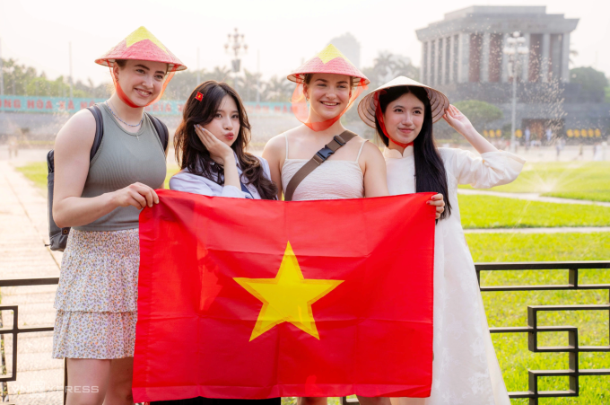 Du khách nước ngoài check in ở quảng trường Ba Đình  tháng 9/ 2025. Ảnh: Hoàng Giang