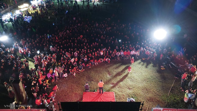 Hàng nghìn người dân tập trung tại sân vận động xóm Hưng Yên Bắc 2 để cổ vũ Đình Bắc cùng U23 Việt Nam đấu U23 Trung Quốc tại bán kết U23 châu Á, tối 20/1. Ảnh: Đức Hùng